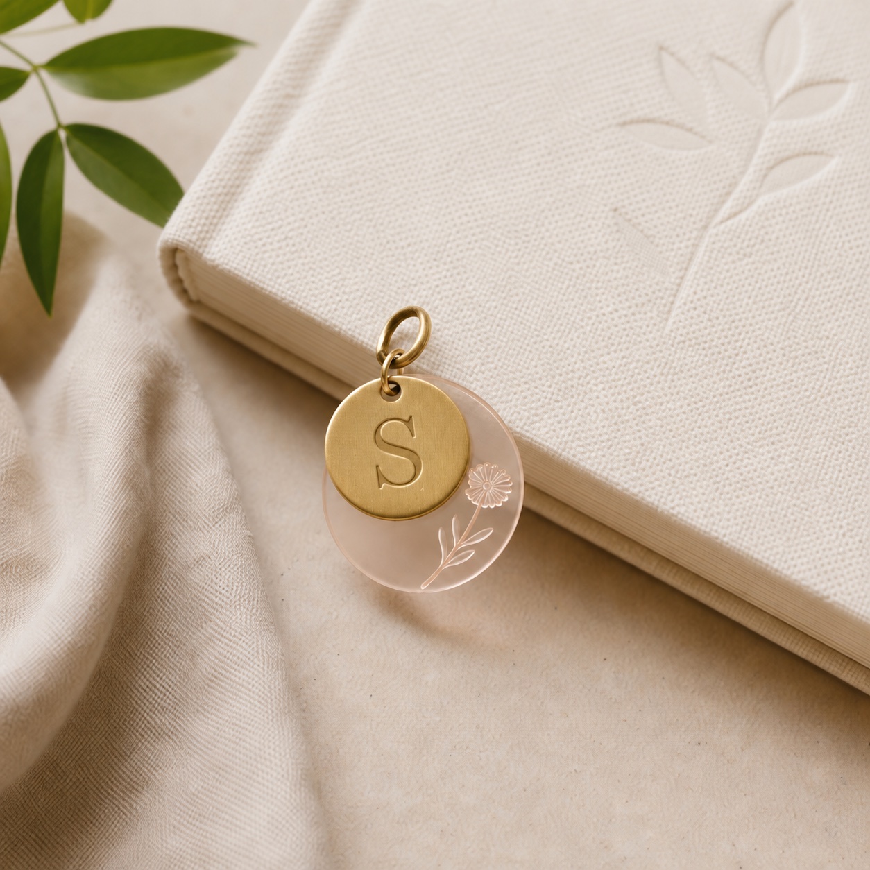 Journal-Anhänger »Deine Geburtsblume« mit beispielhafter Personalisierung